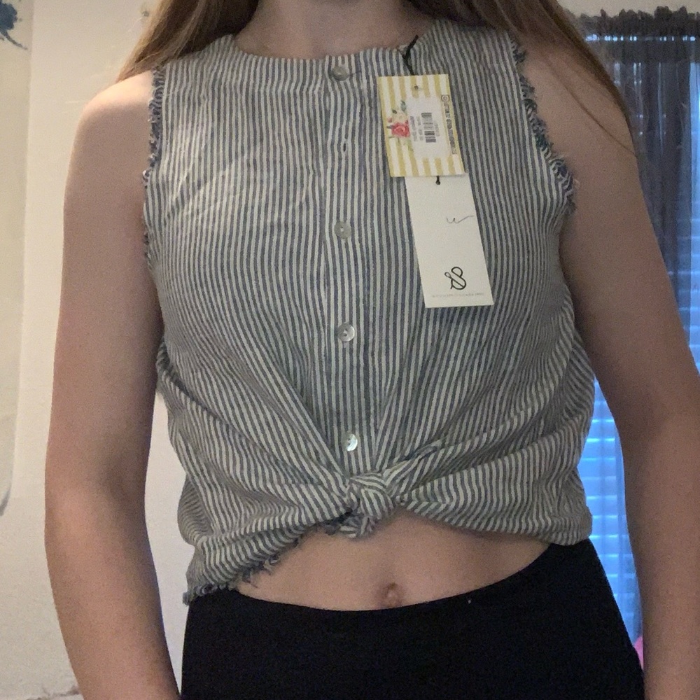 ⭐️NEW WITH TAGS navy and white cropped button down tank top